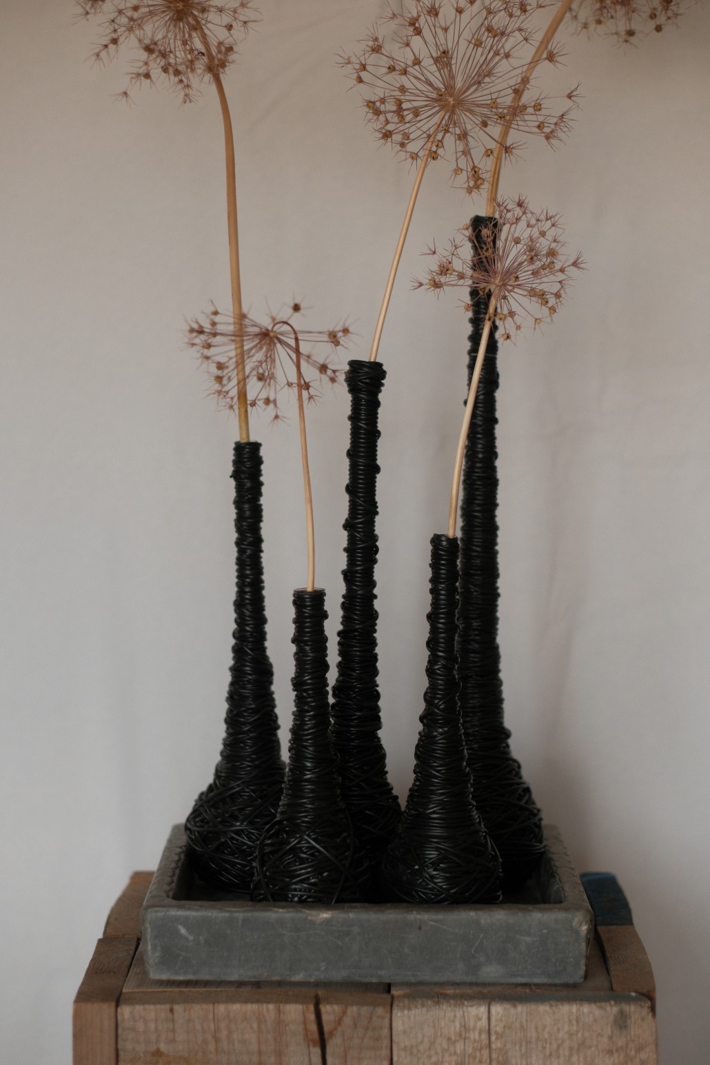 Thread vase black